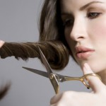 mujer-cortando-pelo-propio