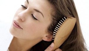 Peínate con un cepillo de madera para prevenir la caída del cabello en otoño