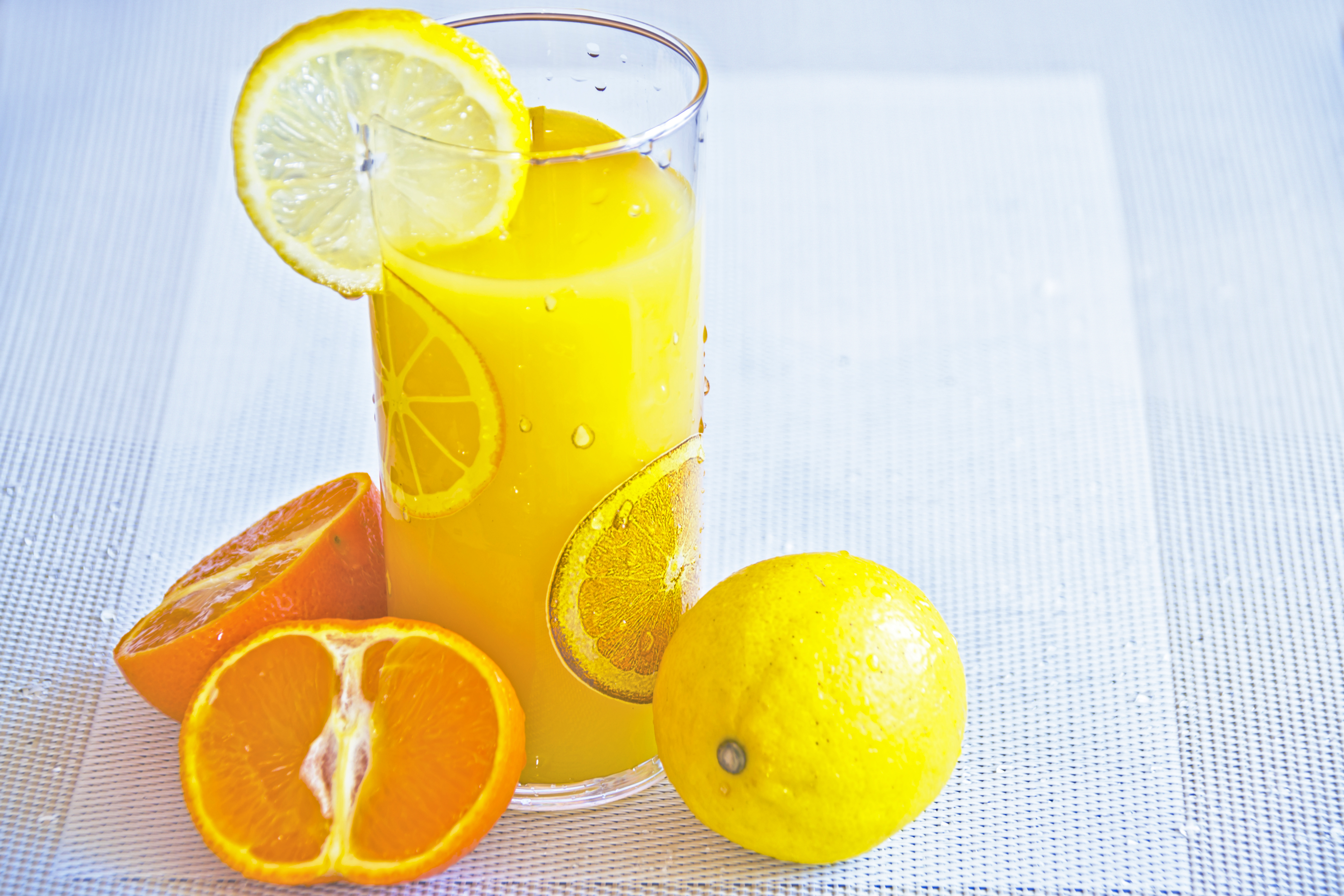 vitamina-c-naranja-limones-beber-zumo-jugo