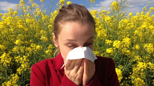 alergia-primaveral-chica-estornudando